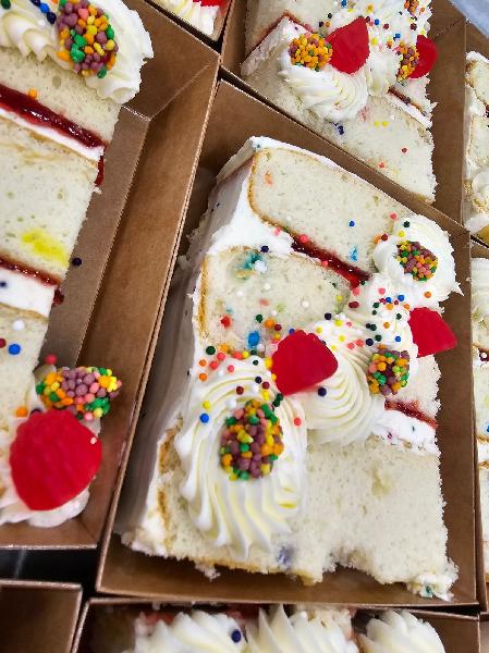 Nany en Mode Fête - Part de gâteau de fête (1) 270 g