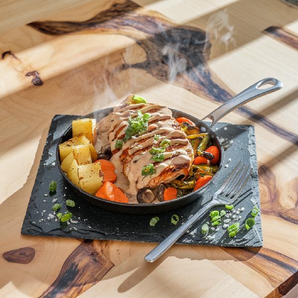 2 plats - Poitrine de volaille sauce rosée, patates rôties & légumes 800 g
